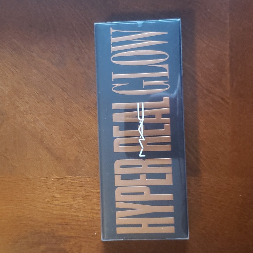MAC Hyper Real Glow Face Pallet